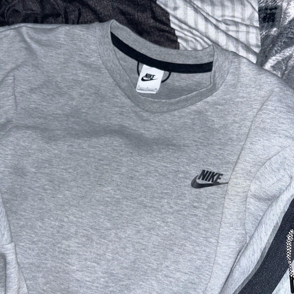 Mens Nike tech crewneck bought for 110 selling for 50$